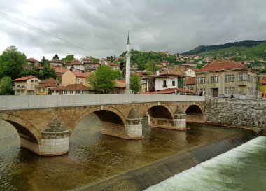 Bosna-Hersek 'in Saraybosna kentindeki Miljacka Nehri üzerindeki Seher-cehajina Köprüsü