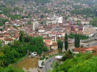 Miljacka Nehri ve Saraybosna Şehri Sarı Kale, Saraybosna, Bosna-Hersek ve Balkanlar 'dan görüldüğü üzere