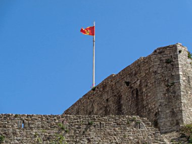 Budva Kalesi 'nin tepesinde Karadağ Bayrağı, Budva' nın Eski Kenti, Karadağ, Balkanlar ve Avrupa