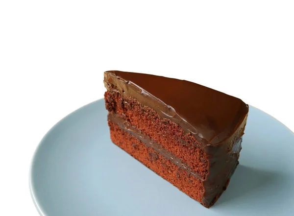 Piece Delectable Chocolate Layer Torta Corta Servita Piatto Blu Isolato — Foto Stock