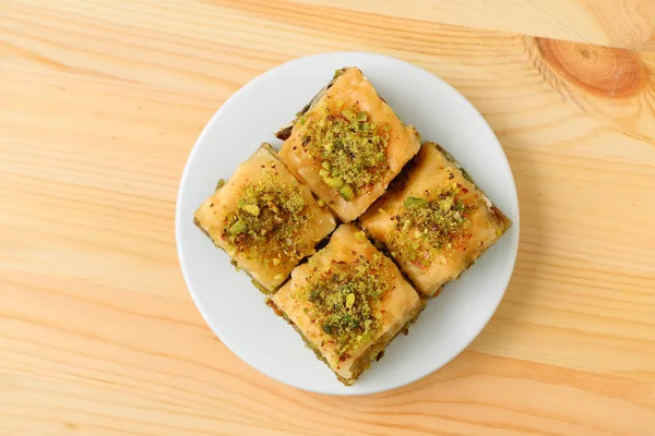 Vue Dessus Des Pâtisseries Baklava Appétissantes Surmontées Pistaches Sur Une — Photo