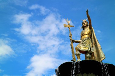 Pachacuti Anıtı Inca Yupanqui Plaza de Armas 'da, Peru' nun Cusco Meydanı 'nda.