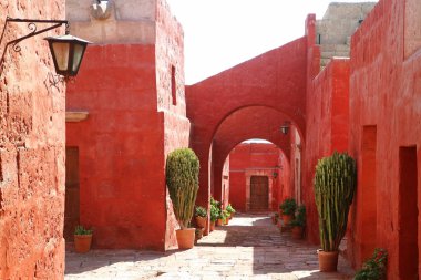 Santa Catalina, Arequipa, Peru Manastırı 'ndaki koyu turuncu renkli eski binalar