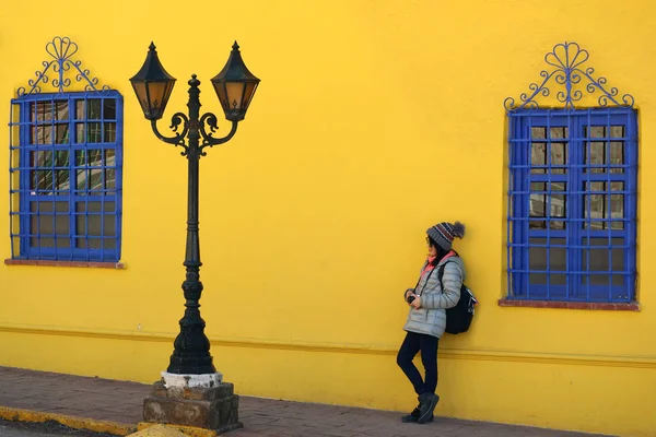 Femme Appuyée Contre Mur Rugueux Jaune Vif Avec Des Fenêtres — Photo