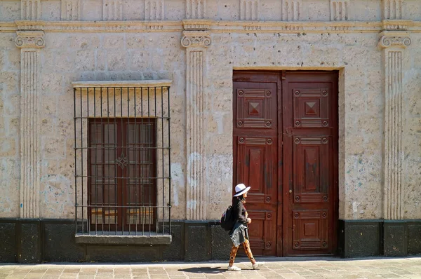 Viajera Caminando Por Pilar Edificios Vintage Piedra Ciudad Vieja Arequipa —  Fotos de Stock