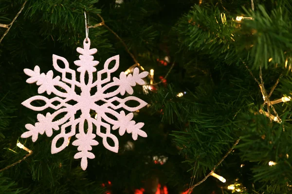Ornamento Floco Neve Branco Pendurado Árvore Natal Espumante — Fotografia de Stock