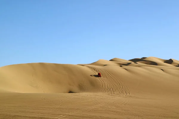 Červená Duna Buggy Běží Obrovské Písečné Duny Huacachina Ica Region — Stock fotografie