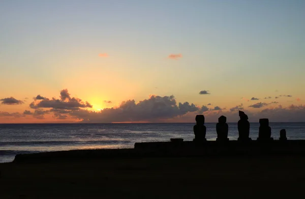 Plataforma Cerimonial Ahu Tahai Com Estátuas Moai Contra Maravilhoso Céu — Fotografia de Stock