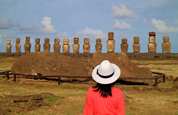 Female Tourist Impressed Ruins Moai Statues Ahu Tongariki Easter Island — 스톡 사진