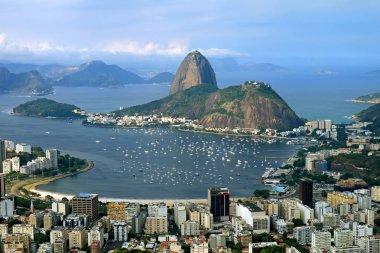 Brezilya 'nın Corcovado Tepesi' nde görülen Rio de Janeiro 'nun ünlü simgesi Sugarloaf Dağı veya Pao de Acucar.