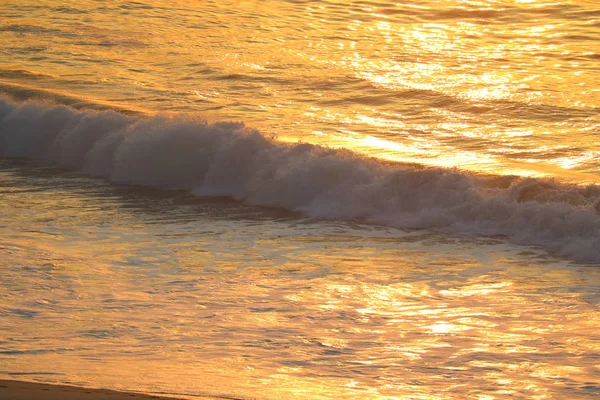 Gouden Kleur Grote Golven Van Atlantische Oceaan Ochtend Zonlicht Reflecties — Stockfoto