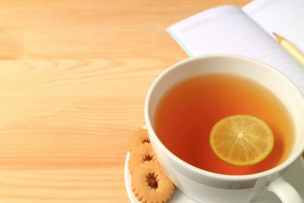 Taza Limón Caliente Con Galletas Papeles Notas Forrados Mesa Madera —  Fotos de Stock