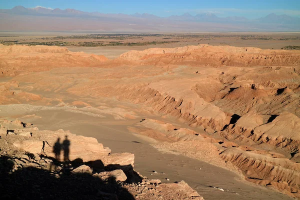 Shadow Couple Exploring Moon Valley Nebo Valle Luna Atacama Desert — Stock fotografie