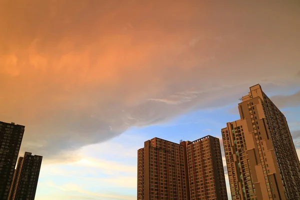 Nuvens Chuva Com Reflexos Resplendor Pôr Sol Rolando Sobre Edifícios — Fotografia de Stock