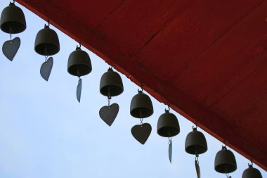 Tayland 'daki Budist Tapınağı' nda Metal Rüzgâr Çanları Sırası