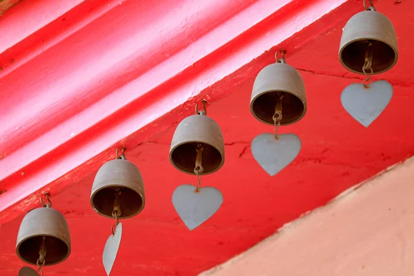 Maleńkie Metalowe Dzwoneczki Wiatru Okapach Świątyni Buddyjskiej Tajlandii — Zdjęcie stockowe