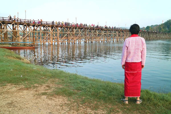 Młody Człowiek Tradycyjnej Odzieży Mon Patrząc Kultowego Mostu Mon Sangkhlaburi — Zdjęcie stockowe