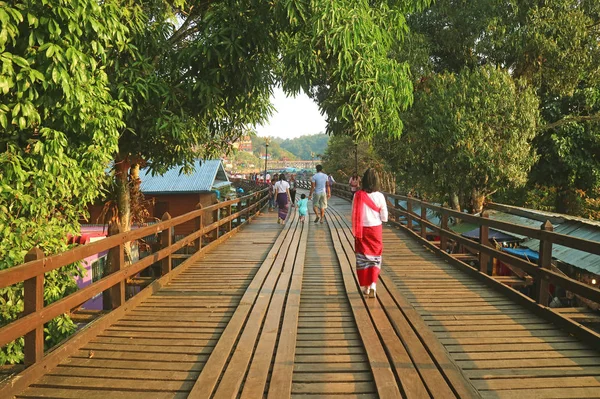 Vrouw Traditionele Mon Jurk Wandelen Iconische Mon Bridge Sangkhlaburi Van — Stockfoto