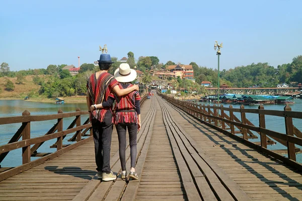 447 Metre Uzunluğundaki Tahta Mon Köprüsü Nde Yürüyen Mutlu Çift — Stok fotoğraf