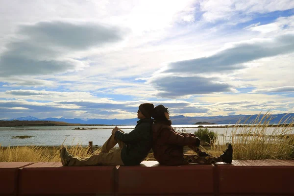位于阿根廷巴塔哥尼亚El Calafate的阿根廷湖畔 情侣们一起享受着温暖的阳光 — 图库照片