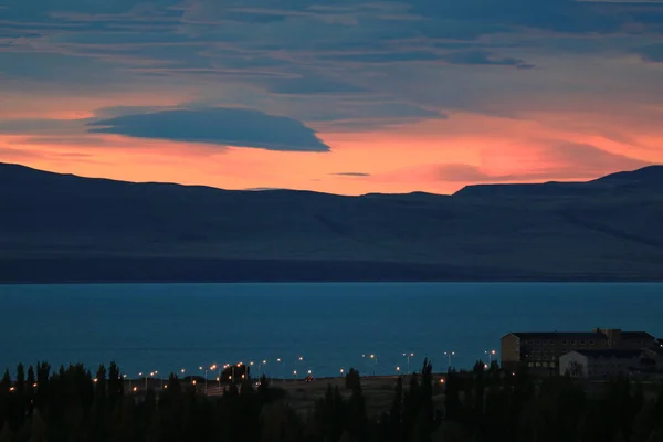 从阿根廷巴塔哥尼亚的El Calafate镇俯瞰阿根廷湖上的日落 — 图库照片