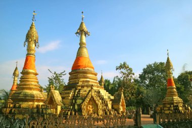Sangkhlaburi, Kanchanaburi, Tayland 'daki Wat Somdej Tapınağı Altın Pagoda grubu.
