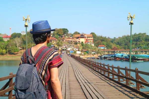 Tył Podróżnika Zamazanym Mostem Mon Kultowy Zabytek Sangkhlaburi Tajlandia Tle — Zdjęcie stockowe