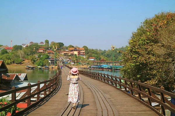 Kobieta Spacerująca Moście Mon Najdłuższym Drewnianym Moście Tajlandii Dzielnicy Sangkhlaburi — Zdjęcie stockowe