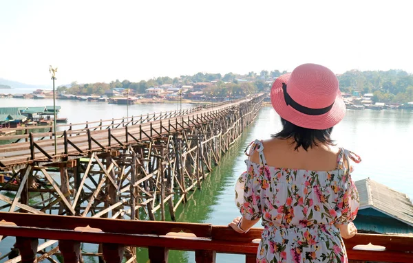 Vrouw Roze Hoed Bewondert Mon Bridge Prachtige Bezienswaardigheid Van Sangkhlaburi — Stockfoto