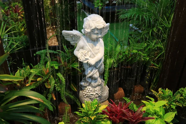 White Stone Angel Rzeźba Fontannie Ogrodzie Wśród Wielu Zielonych Czerwonych — Zdjęcie stockowe