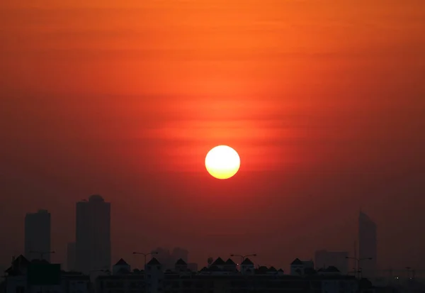 Ohromující Západ Slunce Tmavě Oranžové Barvy Oblohy Nad Siluetou Vysokých — Stock fotografie