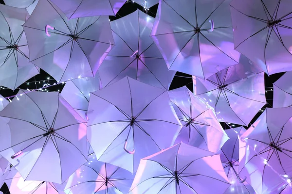 Wiele Wiszących Parasoli Fioletowym Świetle Placu Nocy Tle — Zdjęcie stockowe
