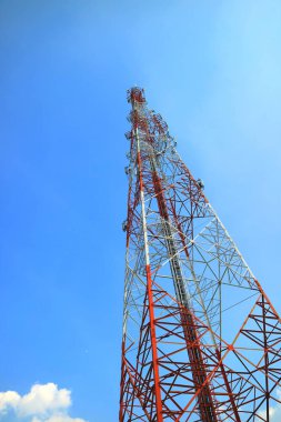 Kırmızı ve Beyaz Telekomünikasyon Kulesi, Parlak Mavi Gökyüzüne Karşı Cep Telefonu Sinyal Kulesi