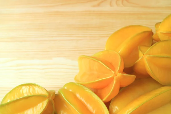 Heap Van Levendige Gele Rijpe Verse Star Fruits Houten Tafel — Stockfoto