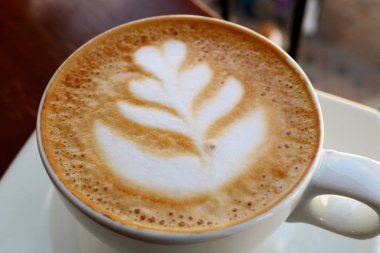 Beyaz Kupa 'da Latte Art ile Kapalı Sıcak Cappuccino Kahve