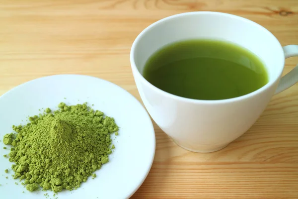 Secangkir Teh Hijau Matcha Panas Dengan Lempeng Kecil Bubuk Teh — Stok Foto