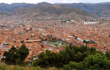 Plaza de Armas ve Cusco şehir merkezinin muhteşem hava manzarası Sacsayhuaman kalesinden görüldü.