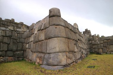 Peru 'nun Cusco kentinin kuzey eteklerinde yer alan Sacsayhuaman Arkeoloji Kalesi' nden etkileyici bir duvar.