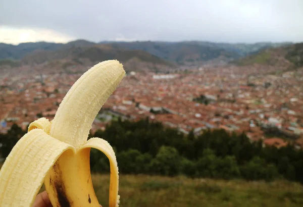 Σνακ Κατά Διάρκεια Των Αξιοθέατων Peeled Banana Blurred Aerial View — Φωτογραφία Αρχείου