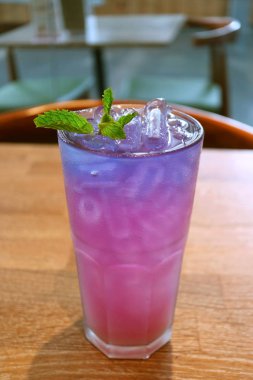 Taze kireç suyu ekledikten sonra değişen Buzlu Kelebek Bezelye Çiçeği Çayı Rengi