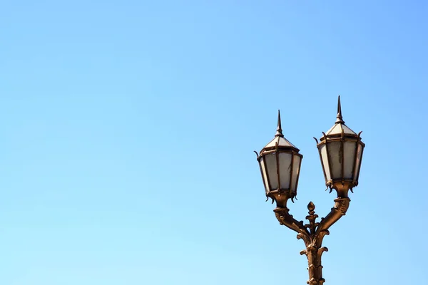 Prachtige Vintage Straatlamp Tegen Zonnige Blauwe Lucht Met Kopieerruimte — Stockfoto