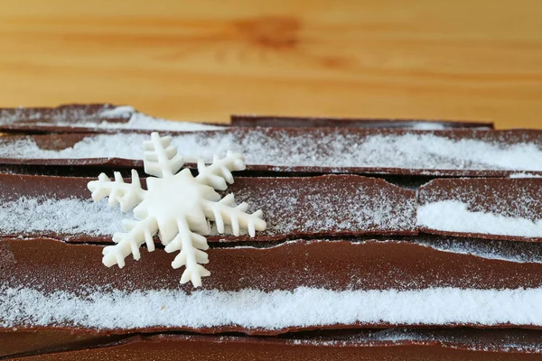 Geschlossen Die Oberfläche Von Schokolade Yule Log Cake Mit Schneeflocke — Stockfoto