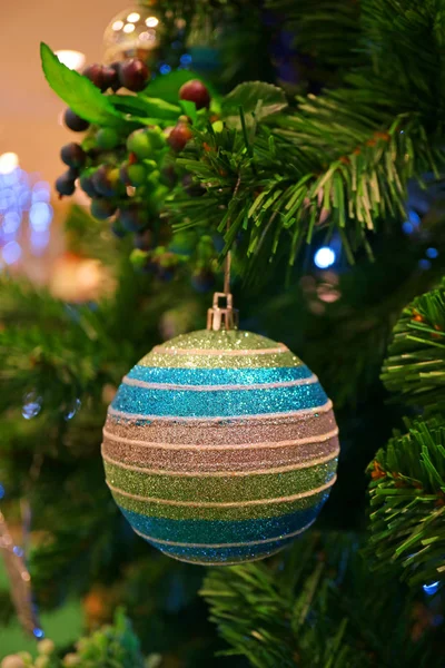 Noel Ağacı Nda Çok Renkli Balo Şekilli Parıldayan Süslemeler — Stok fotoğraf