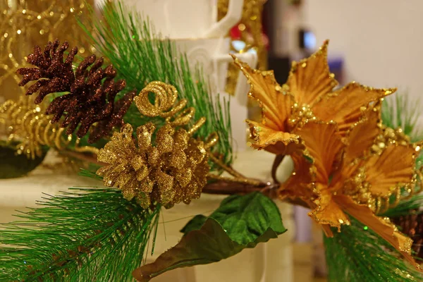 크리스마스 장식을 소나무 황금색 노리개와 — 스톡 사진