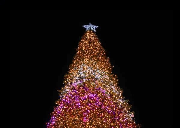 Vista Ángulo Bajo Árbol Navidad Brillante Gigante Que Brilla Contra —  Fotos de Stock