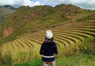 Pisac Arkeoloji Alanı, Kutsal Vadi, Cusco Bölgesi, Peru 'daki İnka antik tarım teraslarına hayran kadın turist