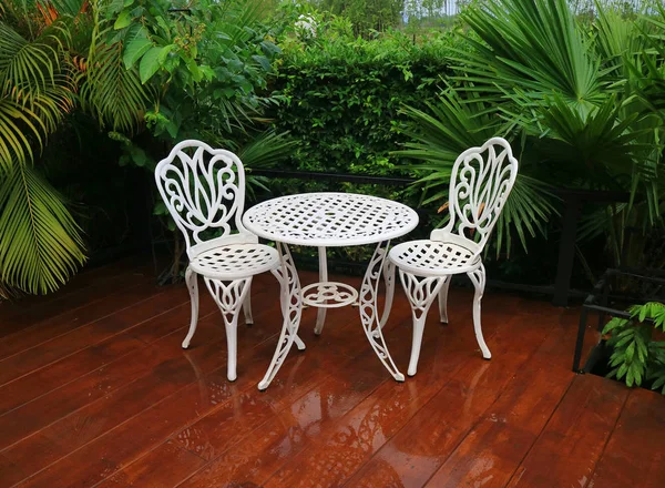 Mesa Hierro Forjado Color Blanco Sillas Terraza Del Jardín Verde — Foto de Stock