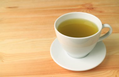 Sıcak Japon Yeşil Çayı Doğal Renk Ahşap Masa Servisi