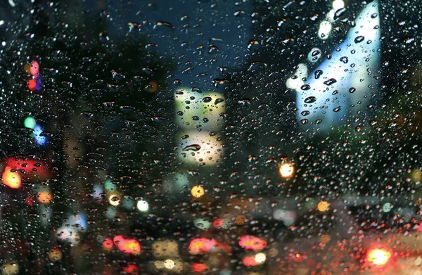 Gotas Chuva Pára Brisas Carro Com Engarrafamento Borrado Rua Urbana — Fotografia de Stock