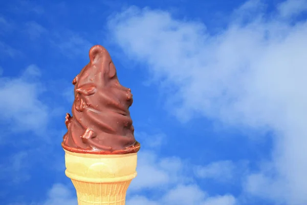 Chocolade Gedompeld Soft Serve Ice Cream Cone Tegen Levendige Blauwe — Stockfoto